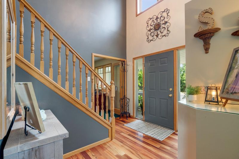 527 Red Pine Ln, Eagan, MN 55123