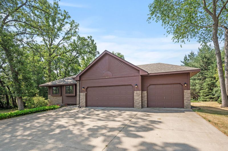 6157 Glacier Dr, North Branch, MN 55056