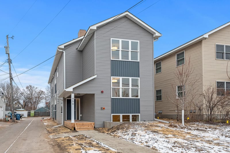 956 19th Ave NE, Minneapolis, MN 55418