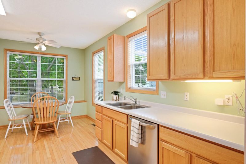 476 Meadowood Ln, Burnsville, MN 55337