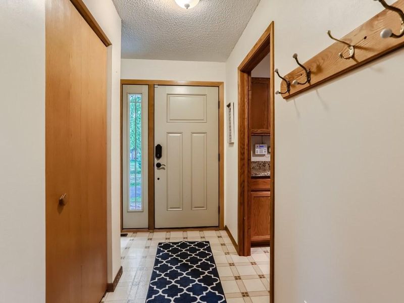595 Gosiwin Ave, Mahtomedi, MN 55115