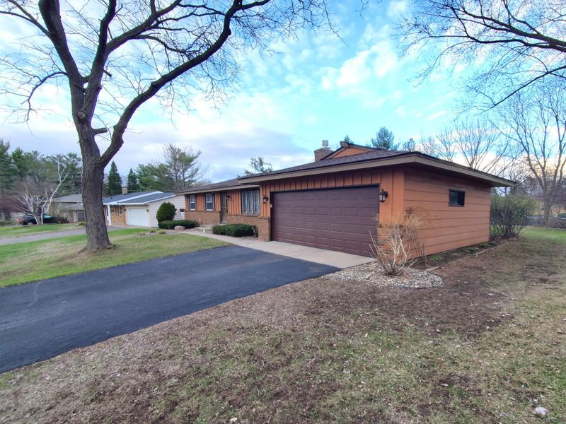 2982 Winthrop Dr, Maplewood, MN 55109