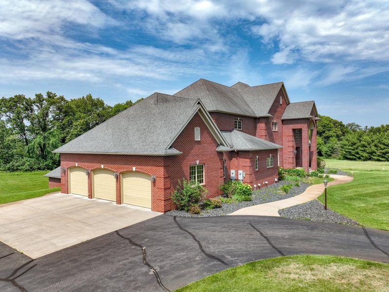 S7550 Tamara Dr, Eau Claire, WI 54701
