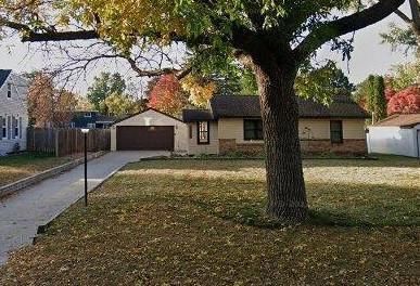 2138 Oakwood Dr, Mounds View, MN 55112