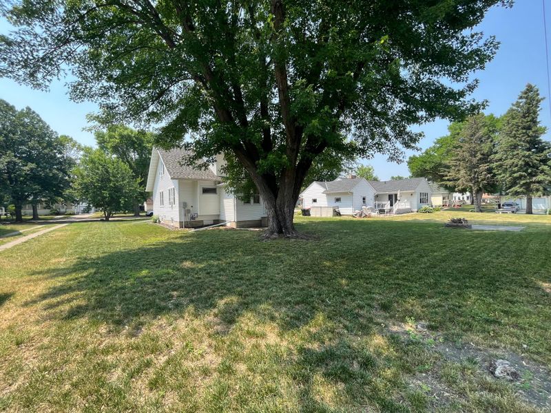 707 N Carver St, Winthrop, MN 55396