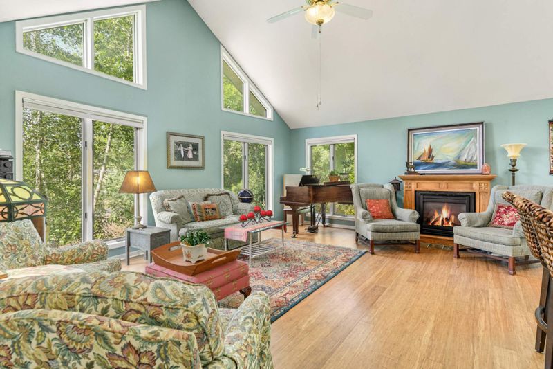 212 Iris St, Mahtomedi, MN 55115