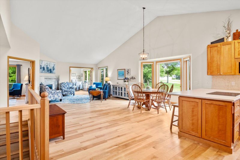 10418 Eagle Pointe Cir, Woodbury, MN 55129