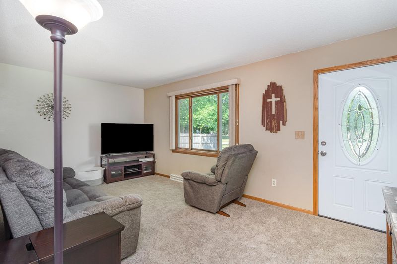 202 Suncrest Ct, Avon, MN 56310