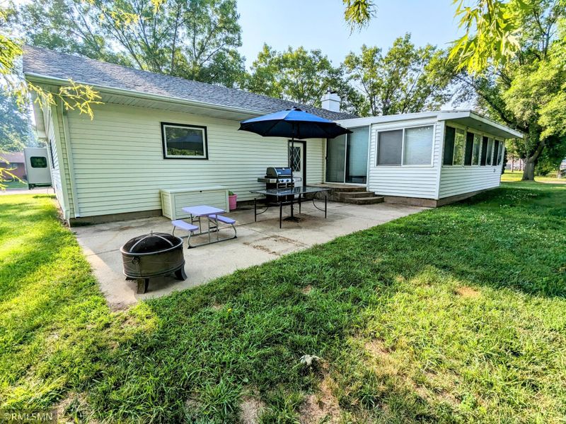 905 2nd St SE, Fairfax, MN 55332