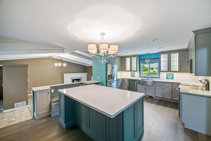 1684 Valerie Ln, New Brighton, MN 55112