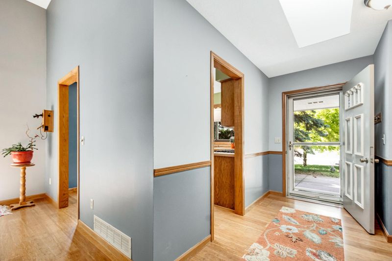 7031 Redwing Ln, Chanhassen, MN 55317