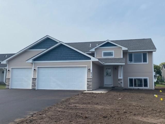 424 Bluebird Dr NW, Isanti, MN 55040