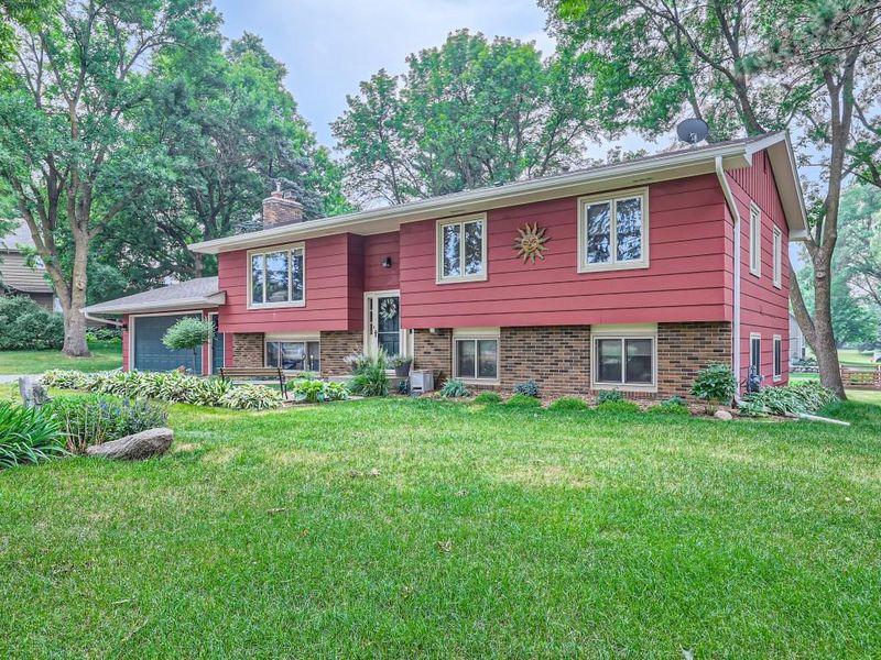 7828 Bavaria Rd, Victoria, MN 55386