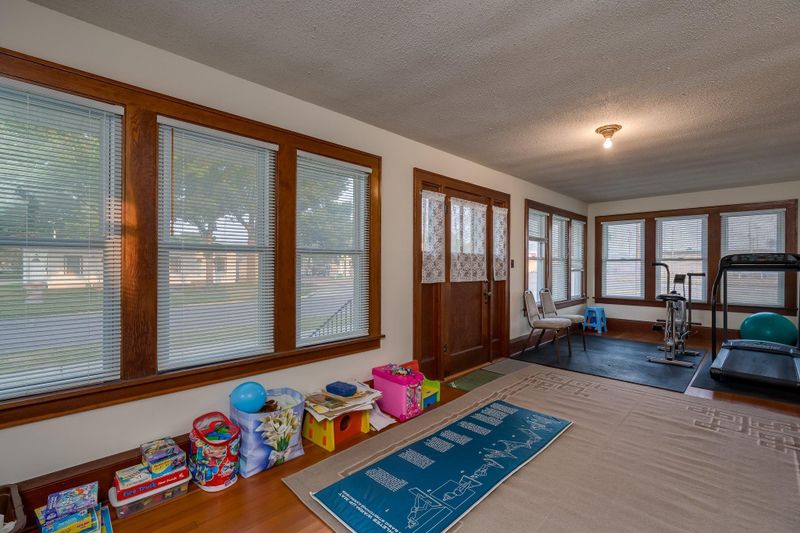 364 S Park Ave, Le Center, MN 56057