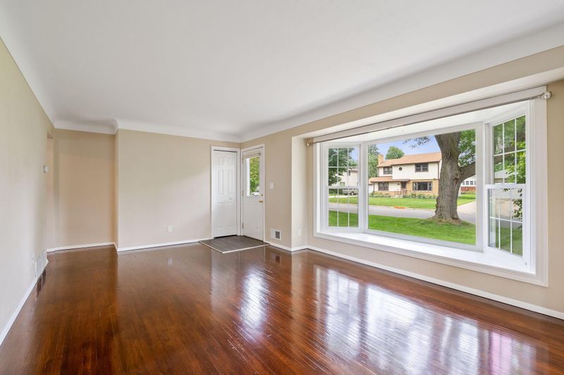 1194 Summer St, Roseville, MN 55113