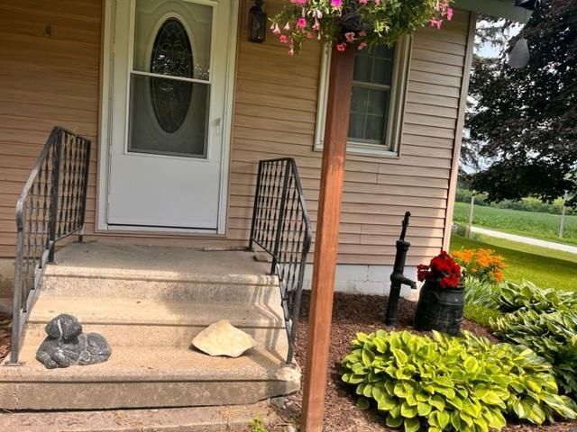 17616 Bee Hill Dr, Spring Grove, MN 55974