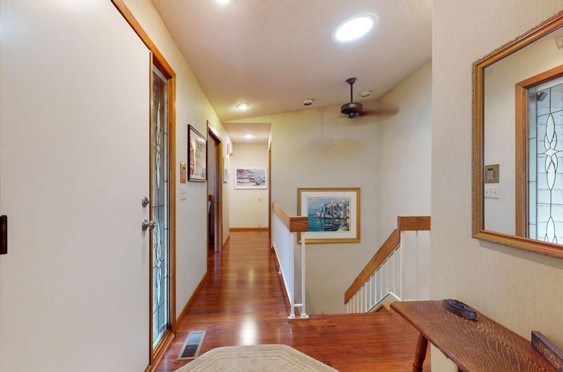 9421 Woodbridge Rd, Bloomington, MN 55438