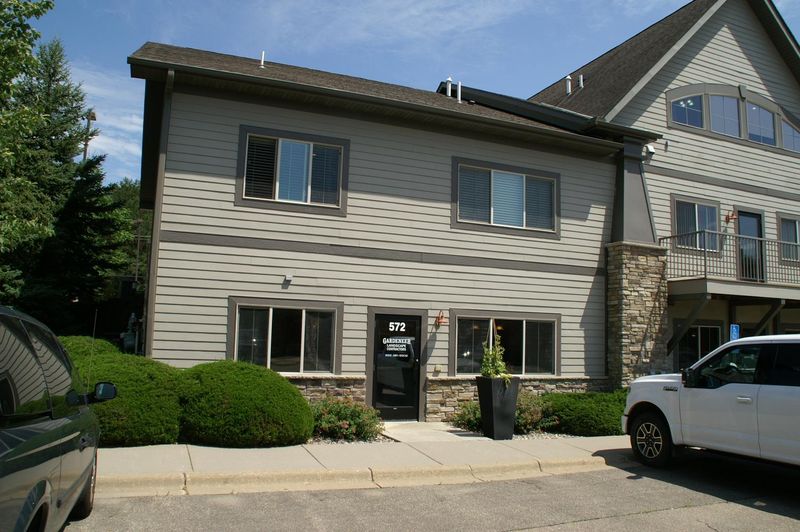 572 Bavaria Ln, Chaska, MN 55318
