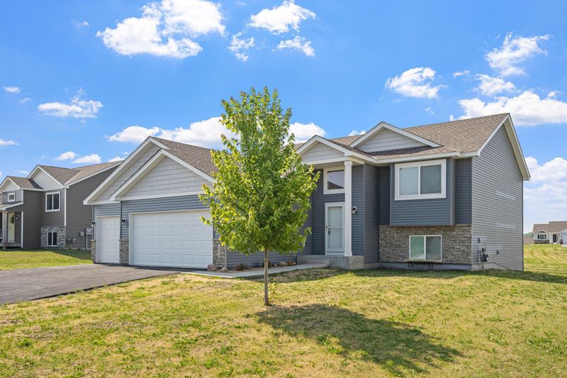 1006 Mulberry Ave NE, Montgomery, MN 56069