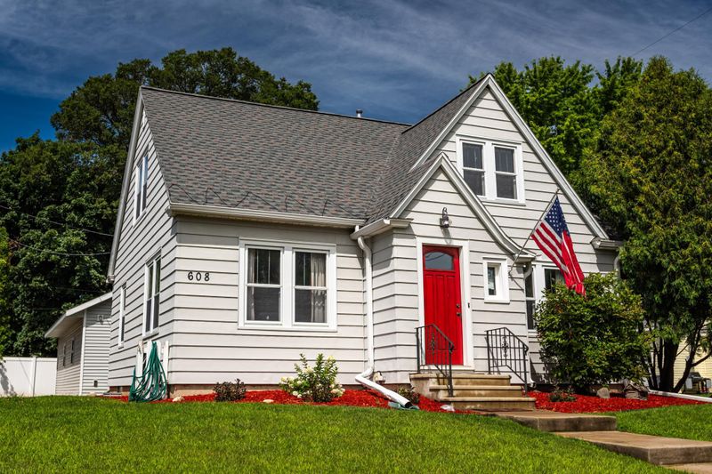 608 S Oak St, La Crescent, MN 55947
