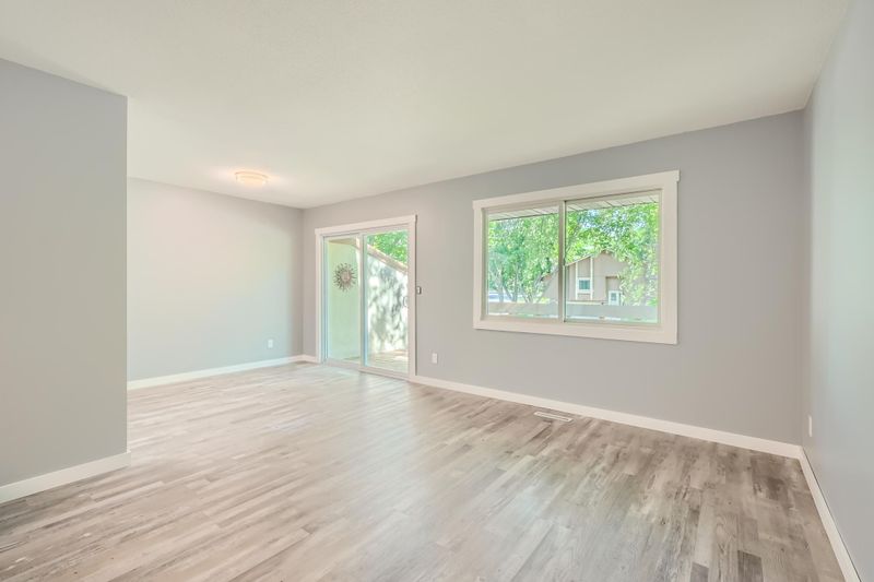 6887 Stratford Rd, Woodbury, MN 55125