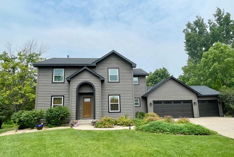 906 Clover Ct, Northfield, MN 55057