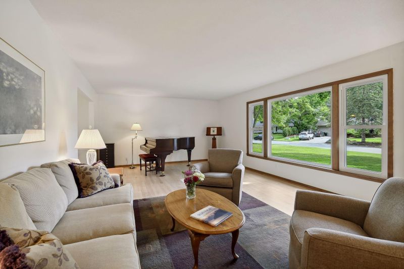 4901 Poppy Ln, Edina, MN 55435