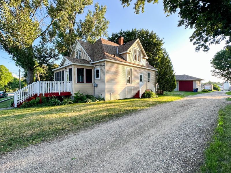 531 10th St, Lafayette, MN 56054