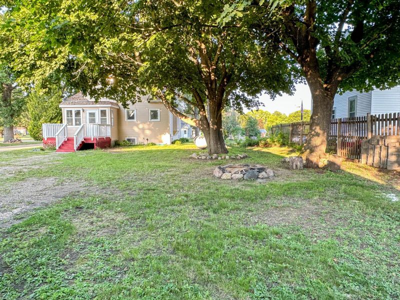 531 10th St, Lafayette, MN 56054