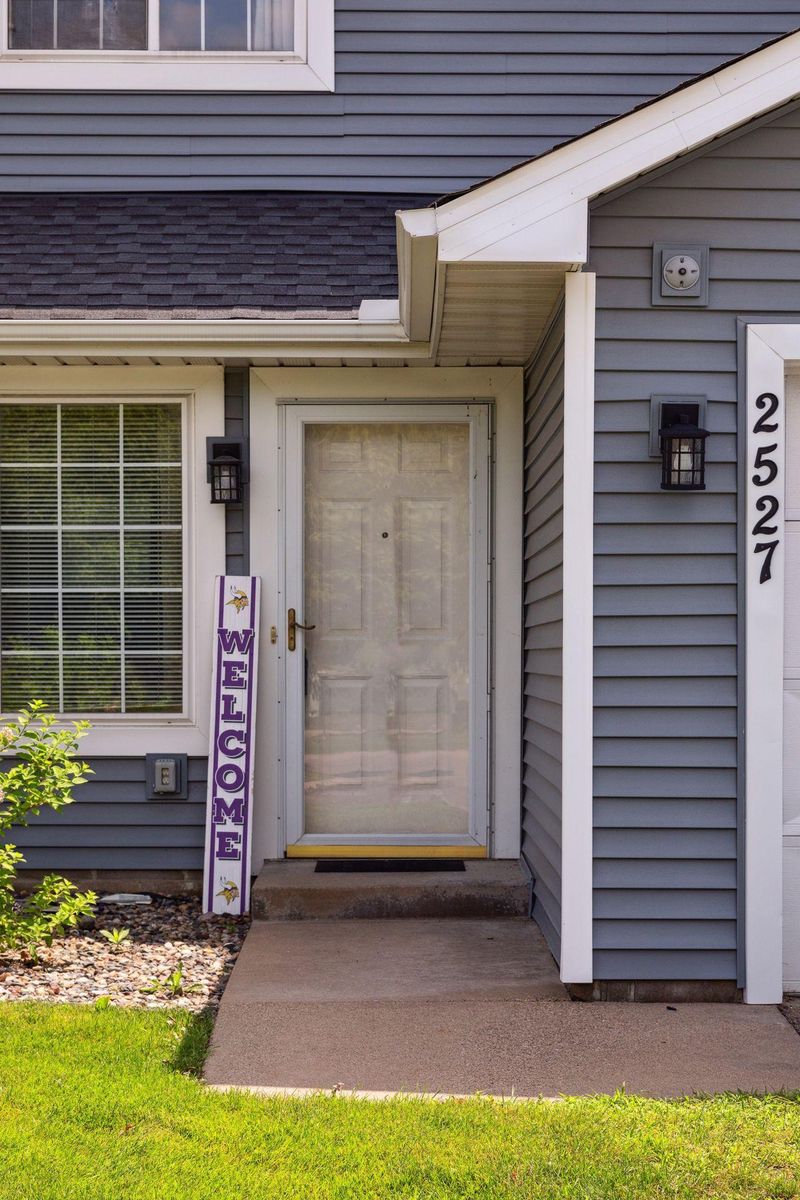 2527 E 117th St, Burnsville, MN 55337