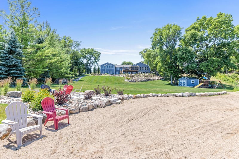 9355 Pierson Lake Dr, Chaska, MN 55318
