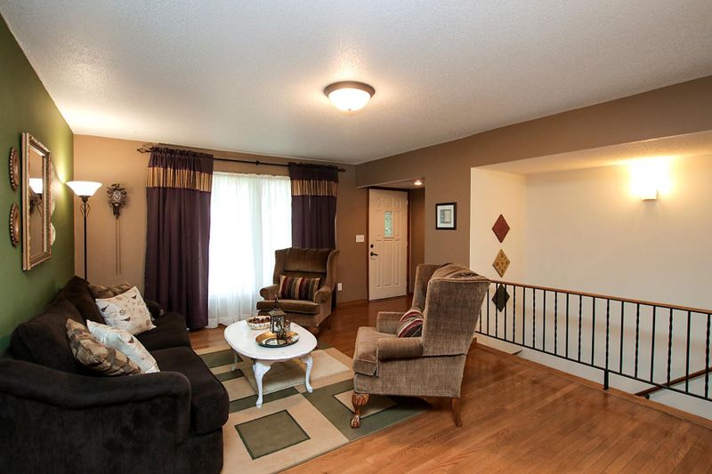 878 Oak St NE, Hutchinson, MN 55350