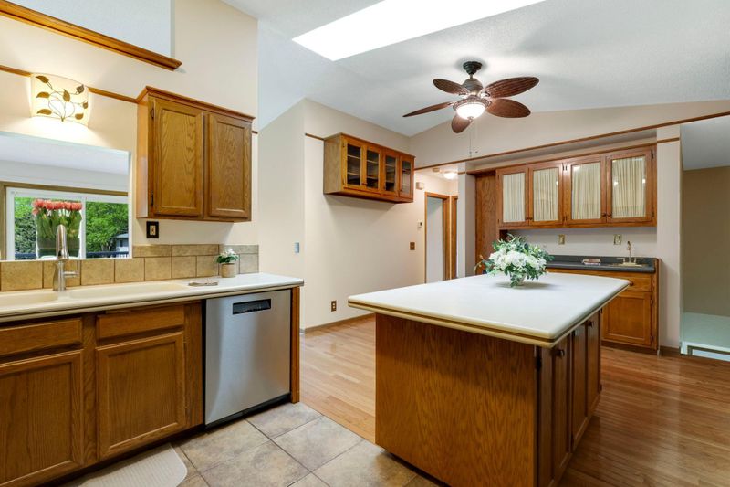 1049 Pond View Ct, Vadnais Heights, MN 55127