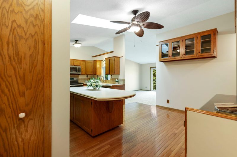1049 Pond View Ct, Vadnais Heights, MN 55127