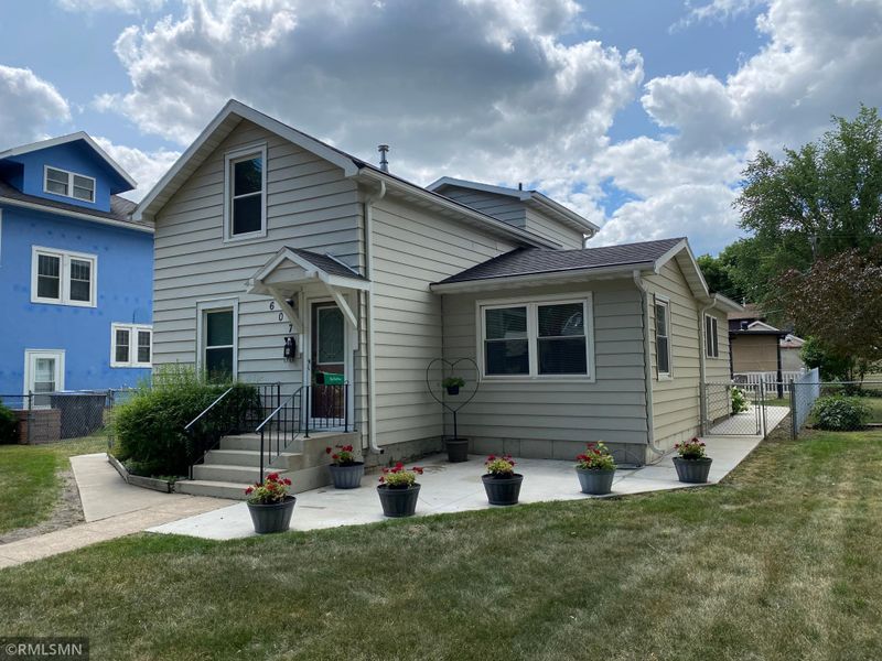 607 Park Ln, Mankato, MN 56001