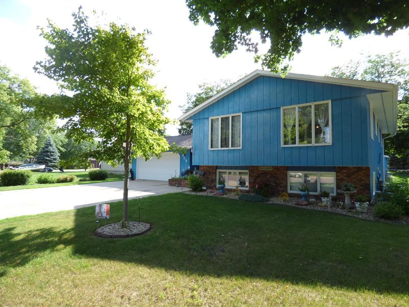 705 8th St N, Mountain Lake, MN 56159