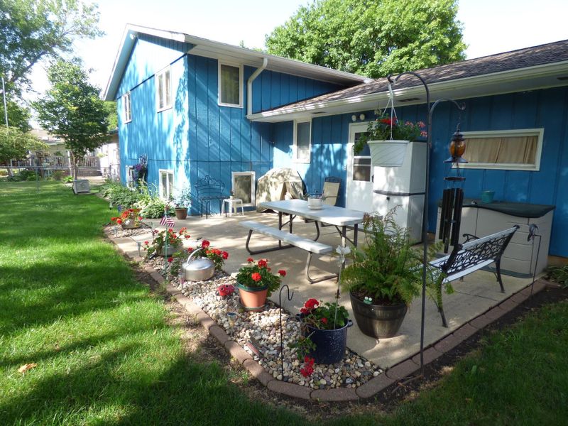 705 8th St N, Mountain Lake, MN 56159