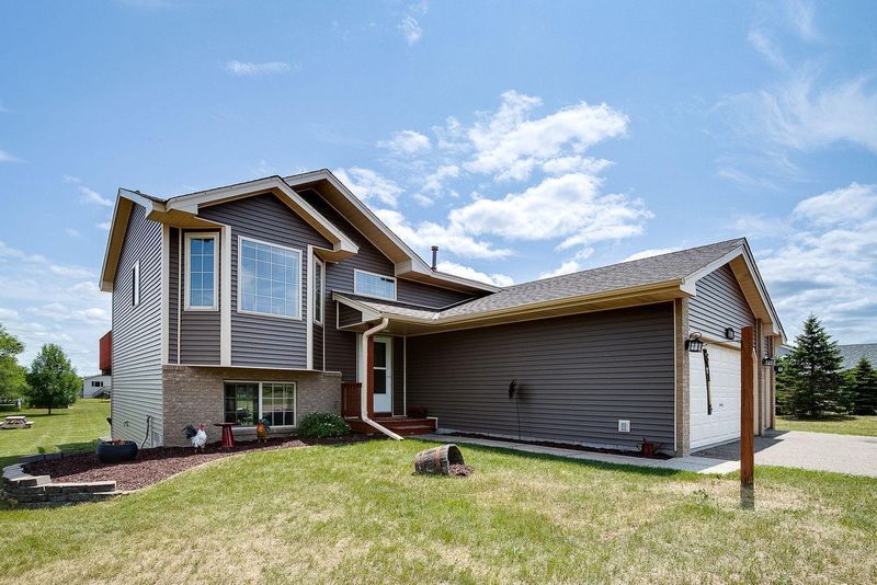 28205 Eagle St NW, Isanti, MN 55040