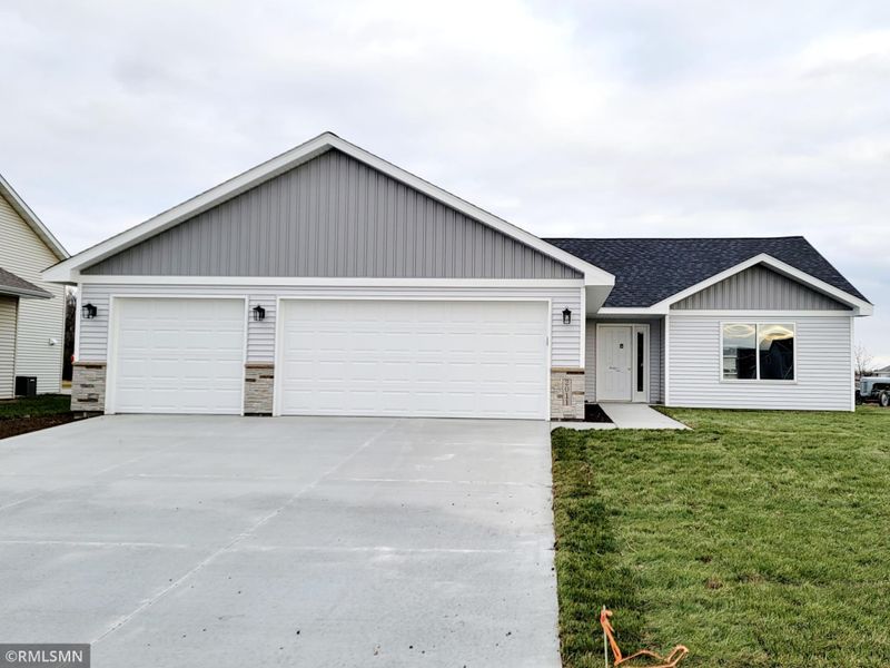 1113 11th Ave SE, Waseca, MN 56093