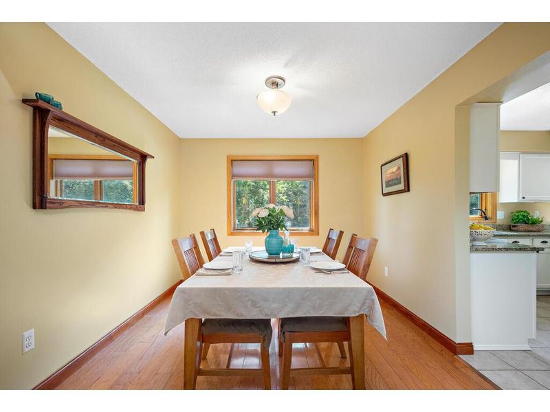 2907 Blue Ridge Dr, Woodbury, MN 55125