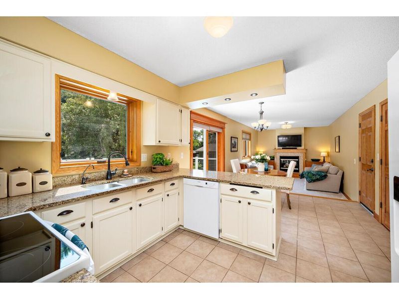 2907 Blue Ridge Dr, Woodbury, MN 55125