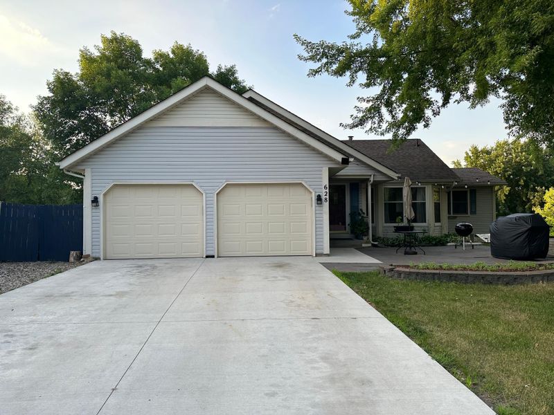 628 Providence Ct, Chaska, MN 55318