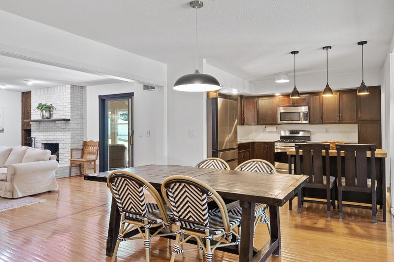 11201 Radisson Dr, Burnsville, MN 55337