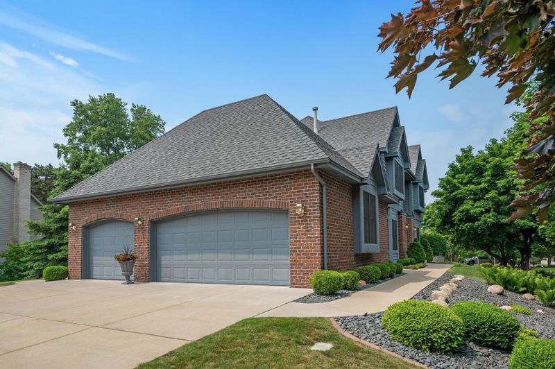 8283 Emerald Ln, Woodbury, MN 55125