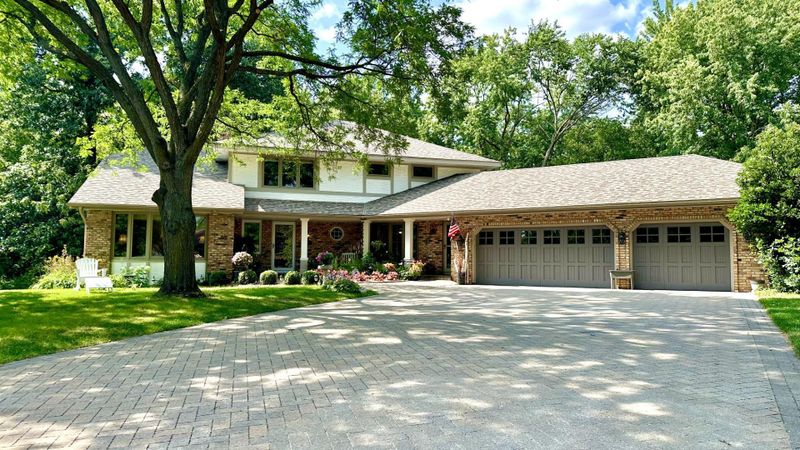 9263 Camelot Cir, Bloomington, MN 55437