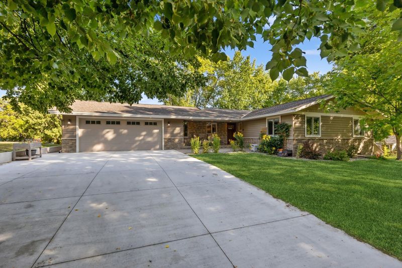 925 Sumac Ln, Glencoe, MN 55336