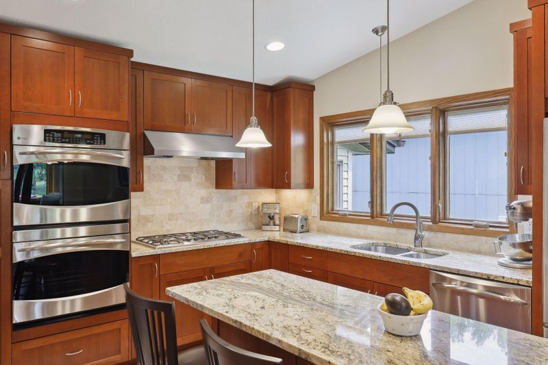 9975 Alabama Rd, Bloomington, MN 55438