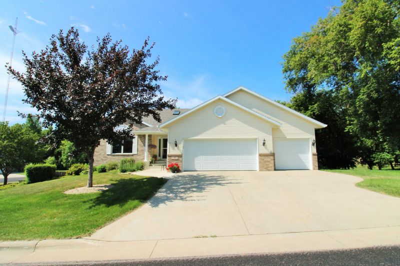 901 Cottonwood Dr NE, Willmar, MN 56201