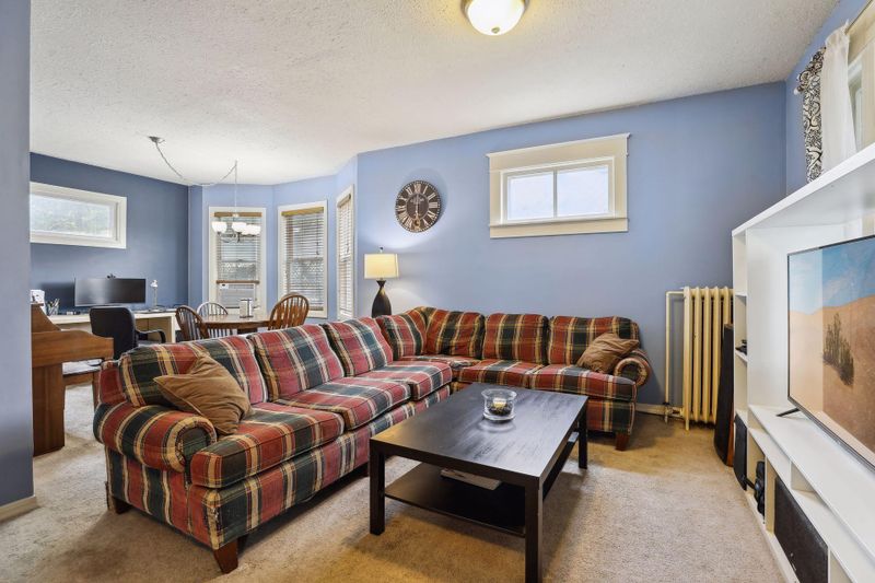 927 Saint Anthony Ave, Saint Paul, MN 55104