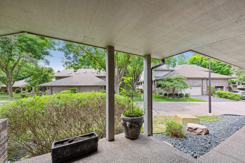1136 Hollybrook Dr, Wayzata, MN 55391